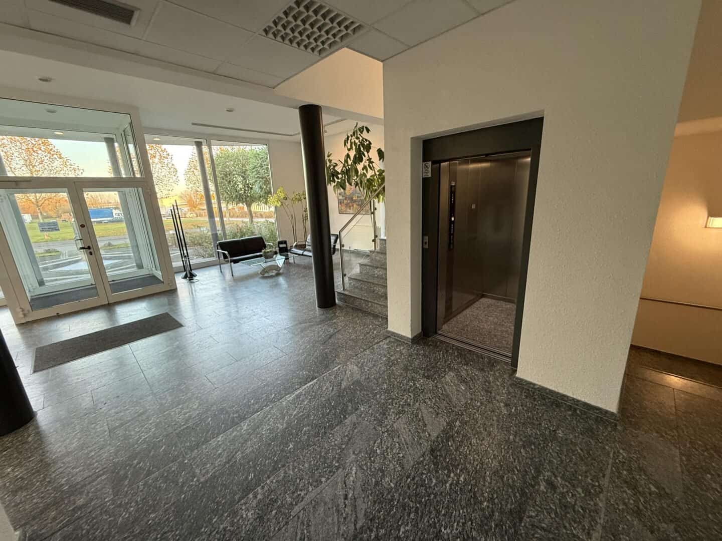 Treppe Fahrstuhl Erdgeschoss