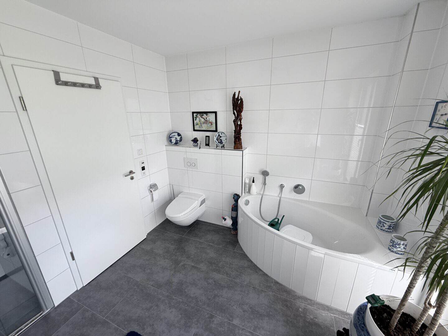 Badezimmer mit WC, Dusche & Wanne