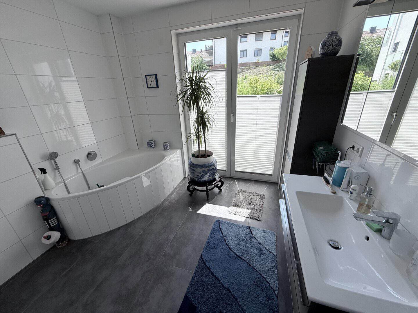 Badezimmer mit WC, Dusche & Wanne