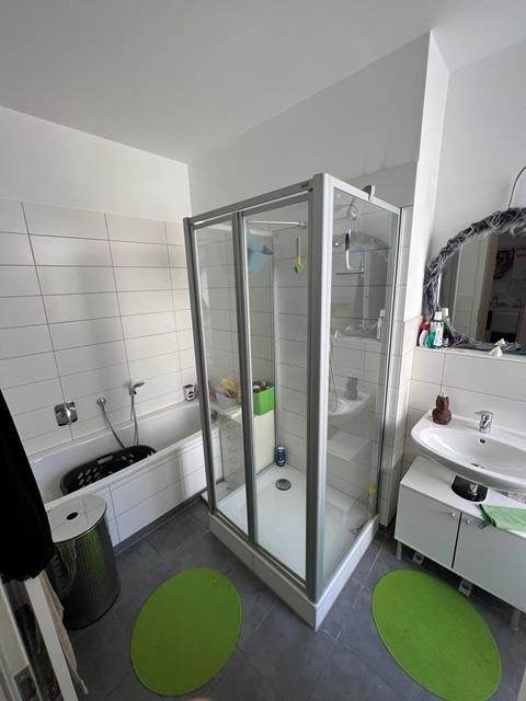 Bad mit Dusche, Wanne und WC