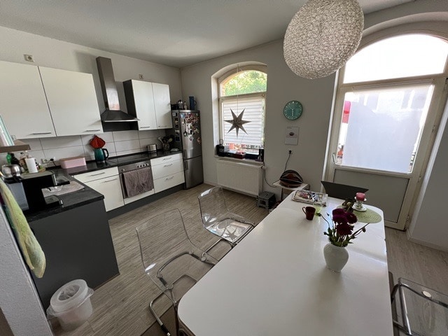 große Wohnküche mit Balkon