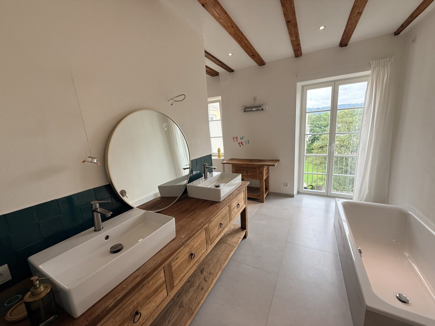 Dadezimmer mit Wanne und Dusche