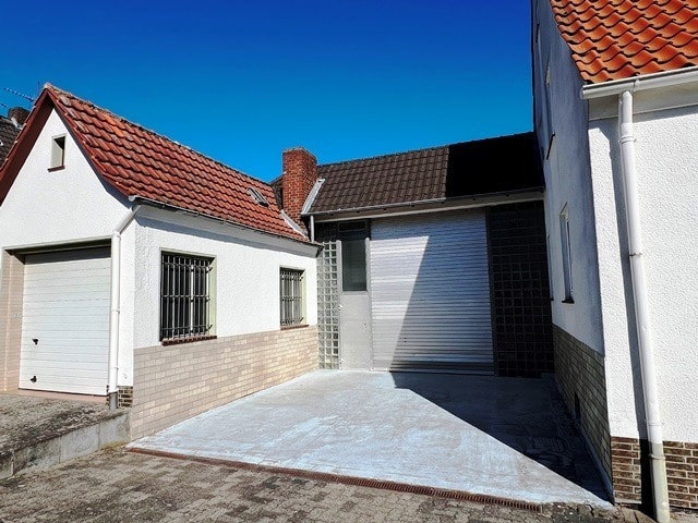 Zugang zur Garage und Gewerbehalle