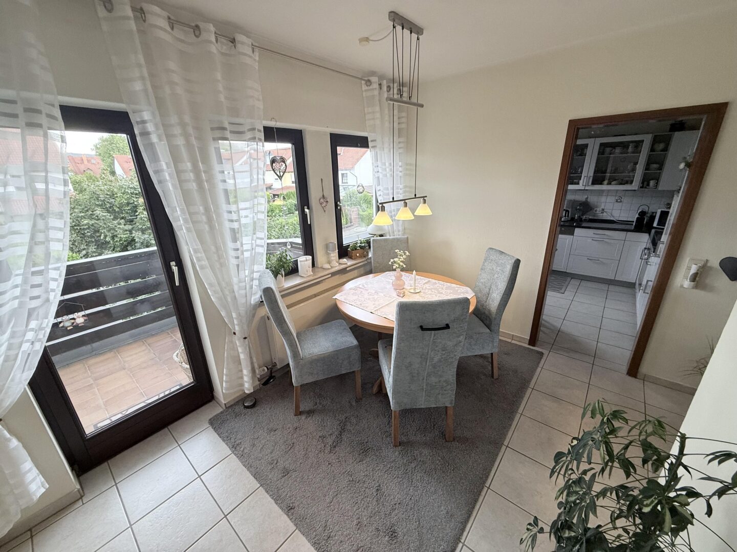 Essbereich vor der Küche mit Balkon