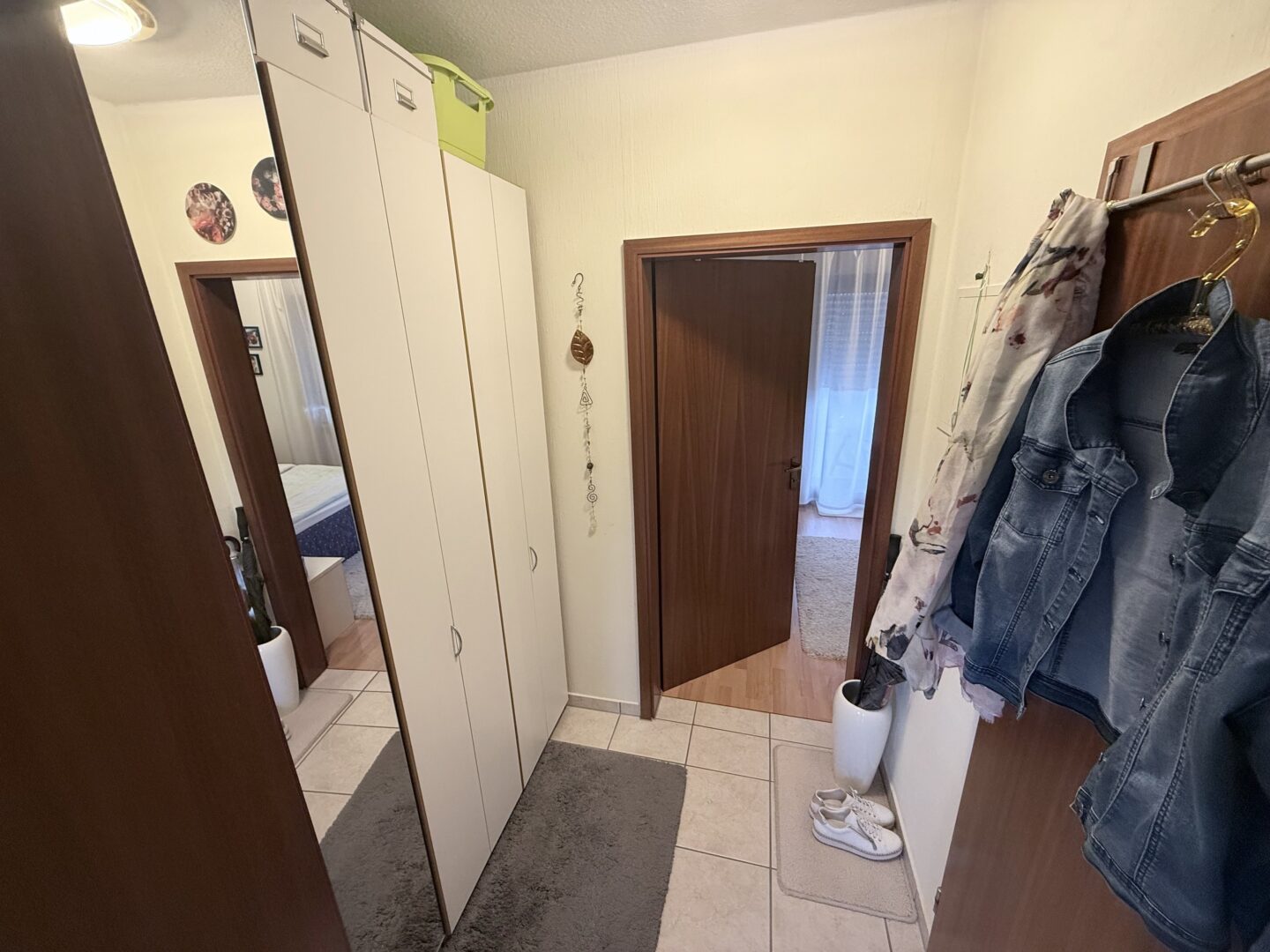 Diele zum Schlafzimmer und Badezimmer