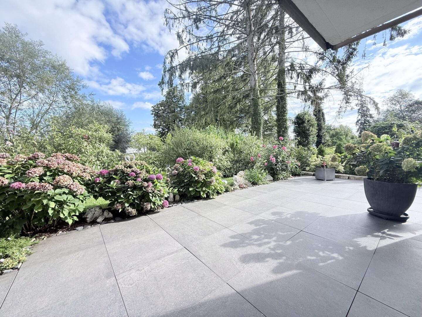 Blick vom Wohnzimmer auf die umlaufende Terrasse