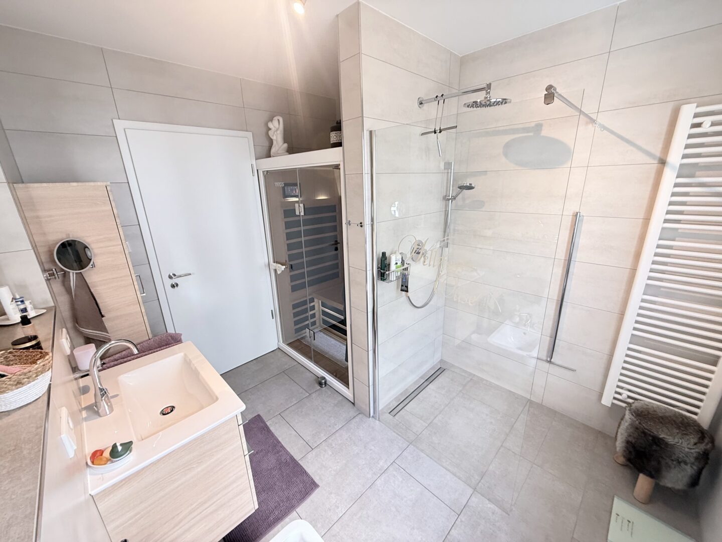 Badezimmer mit Infrotsauna und großer Dusche