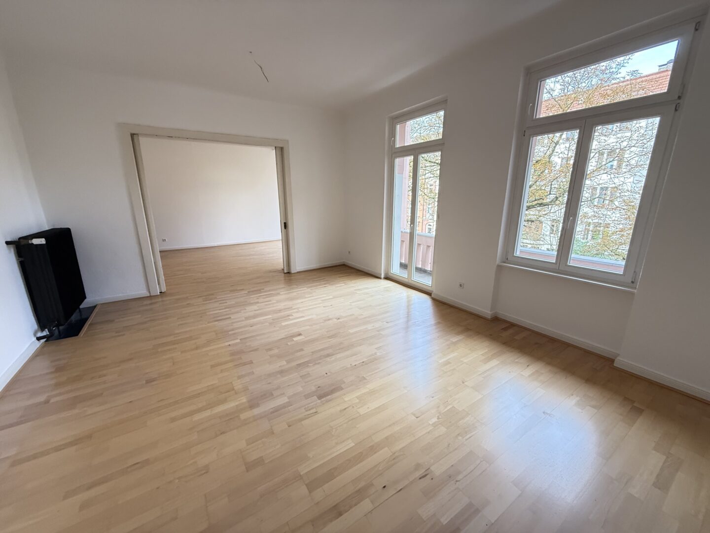 Wohnzimmer mit Balkon und ca. 33,35 qm
