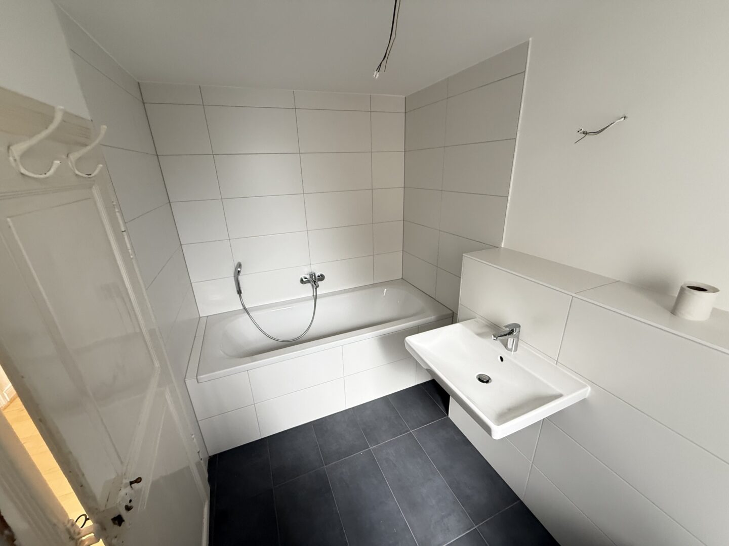 saniertes Badezimmer mit Wanne