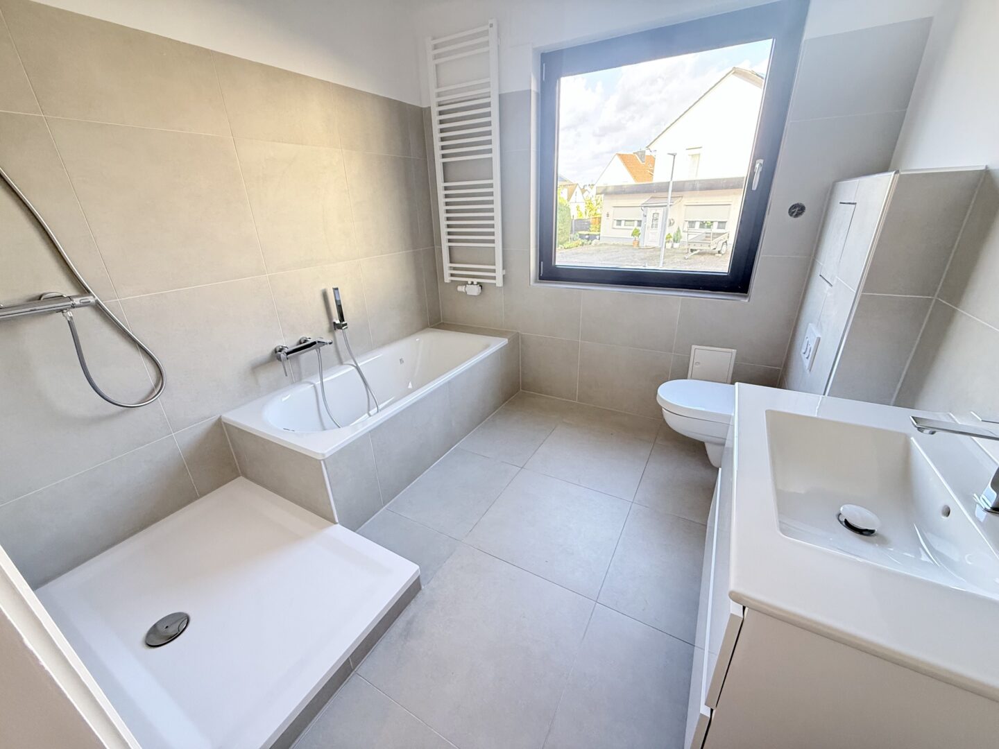 Duschbadezimmer mit WC und Wanne