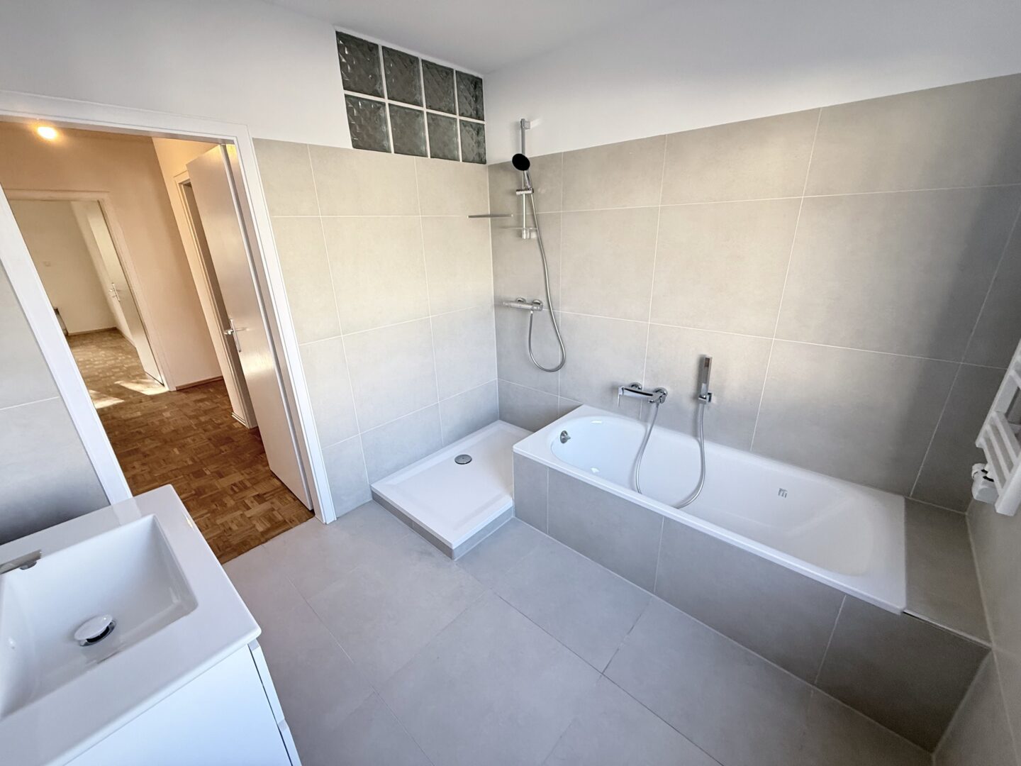 Duschbadezimmer mit WC und Wanne