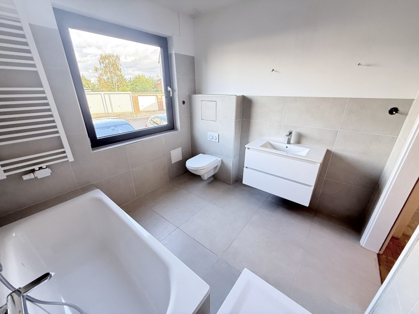 Duschbadezimmer mit WC und Wanne