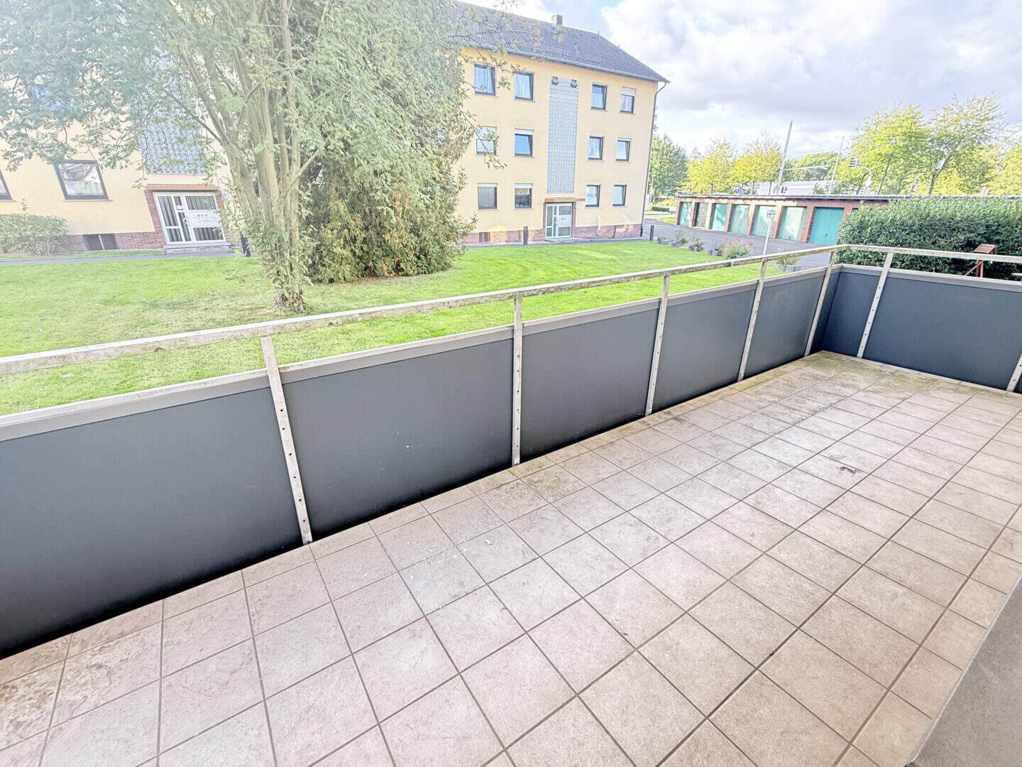 großer Balkon mit Blick in den Garten
