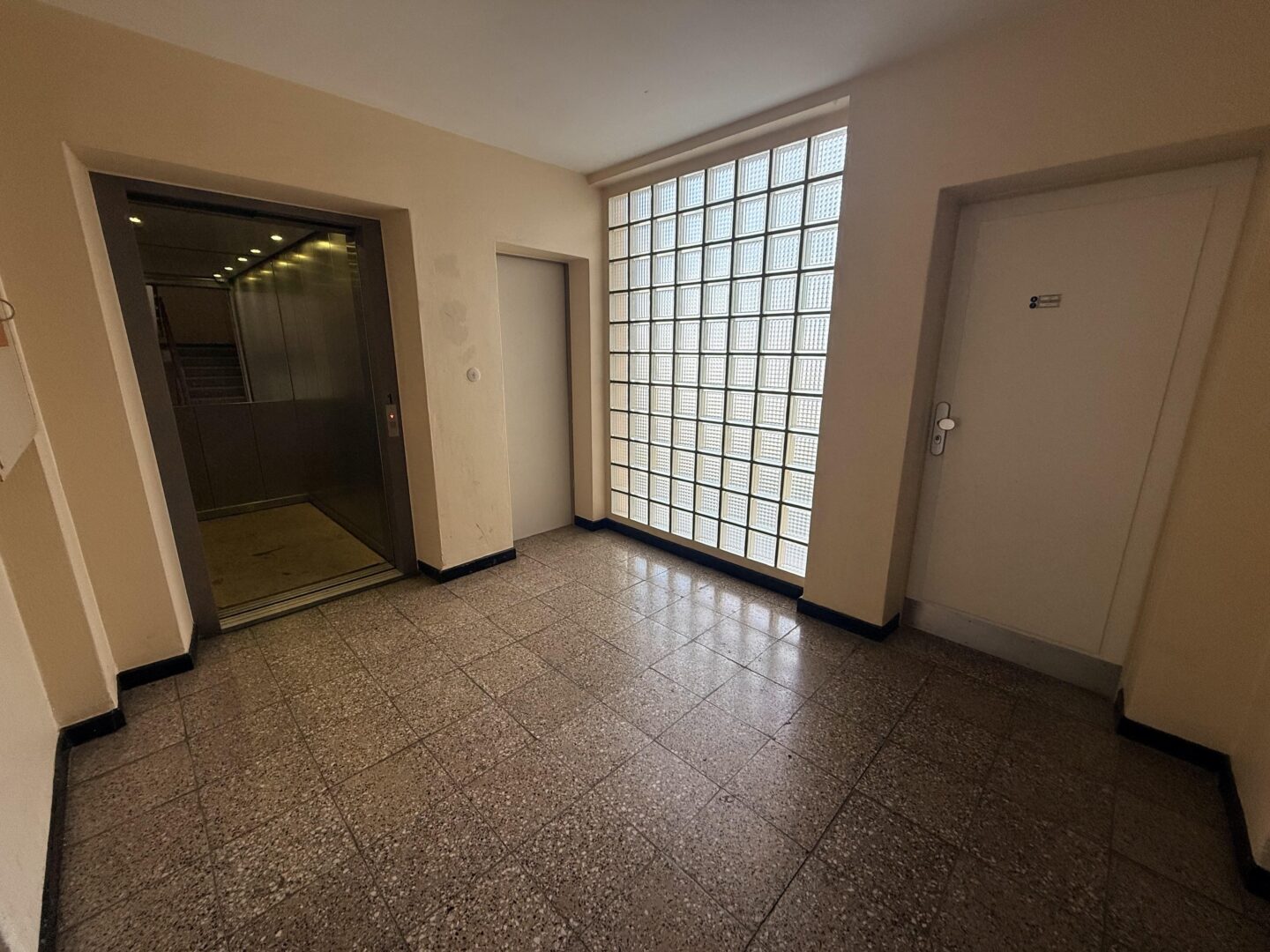 Flur mit Lift zur Wohnung