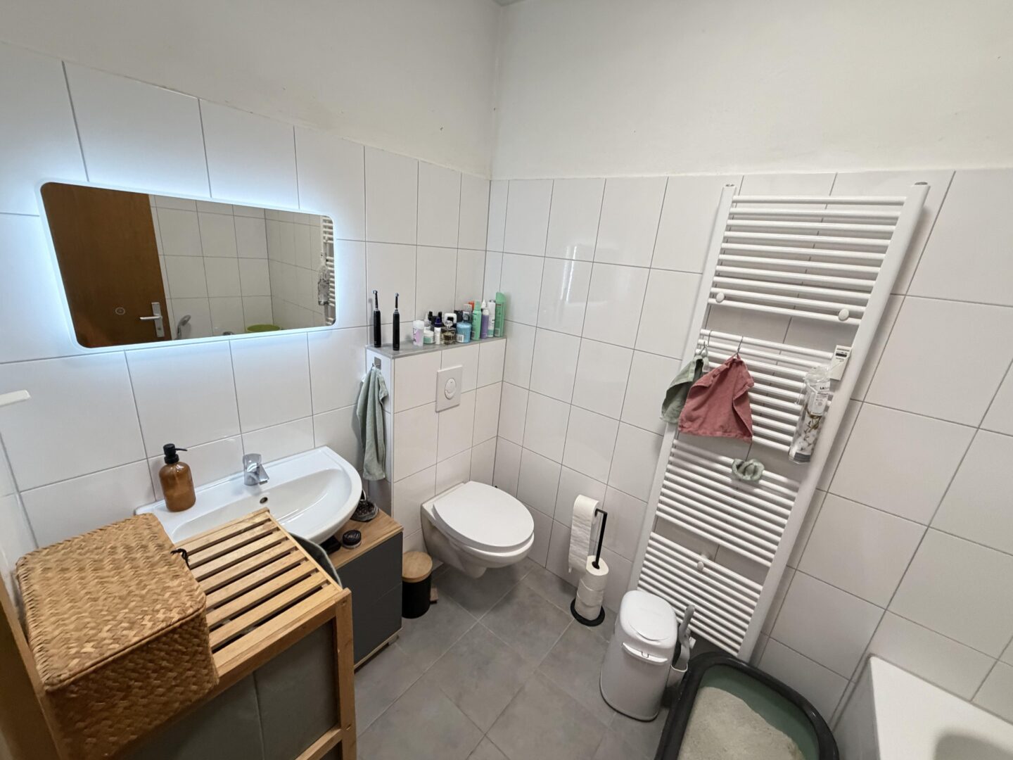 2. Badezimmer mit Wanne und WC