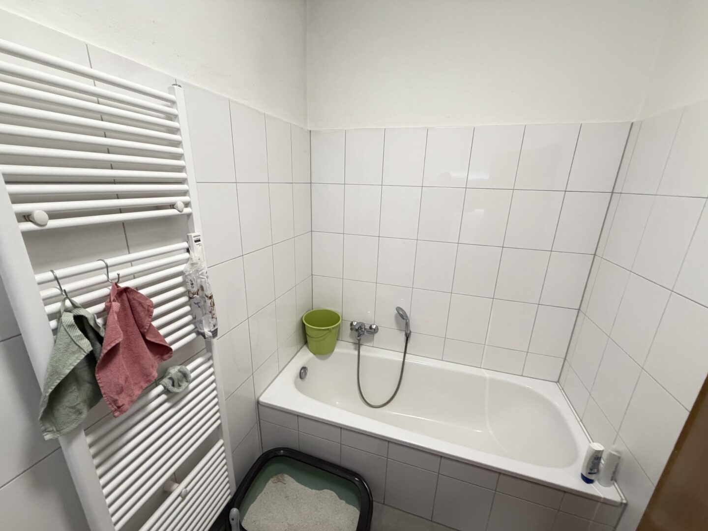 2. Badezimmer mit Wanne und WC