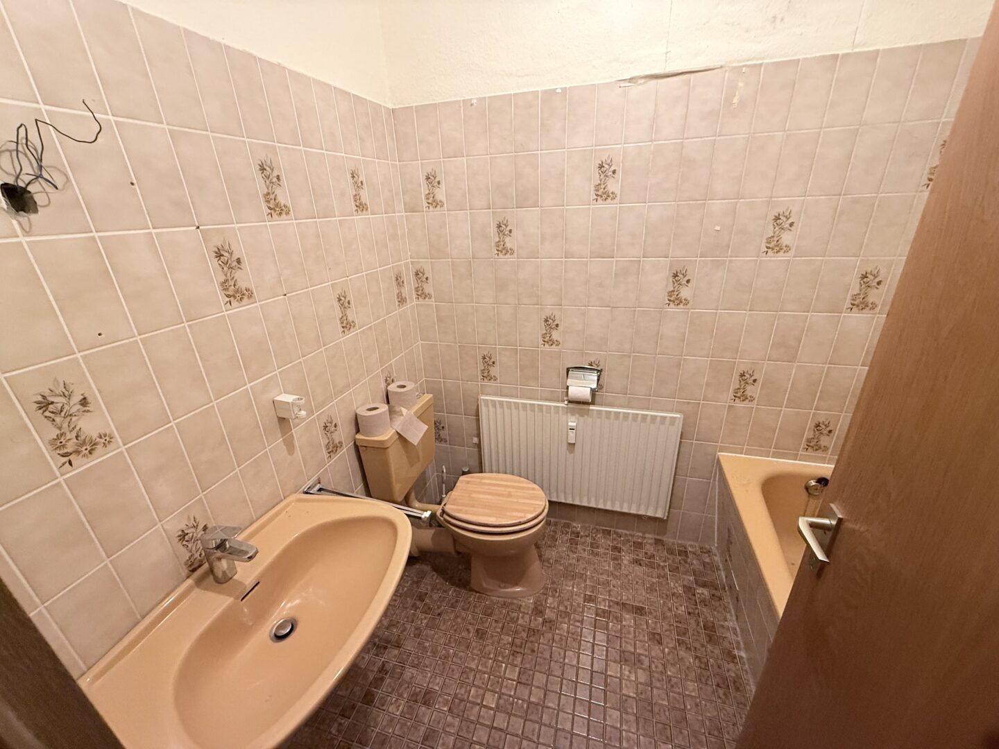 2. Badezimmer mit Wanne und WC