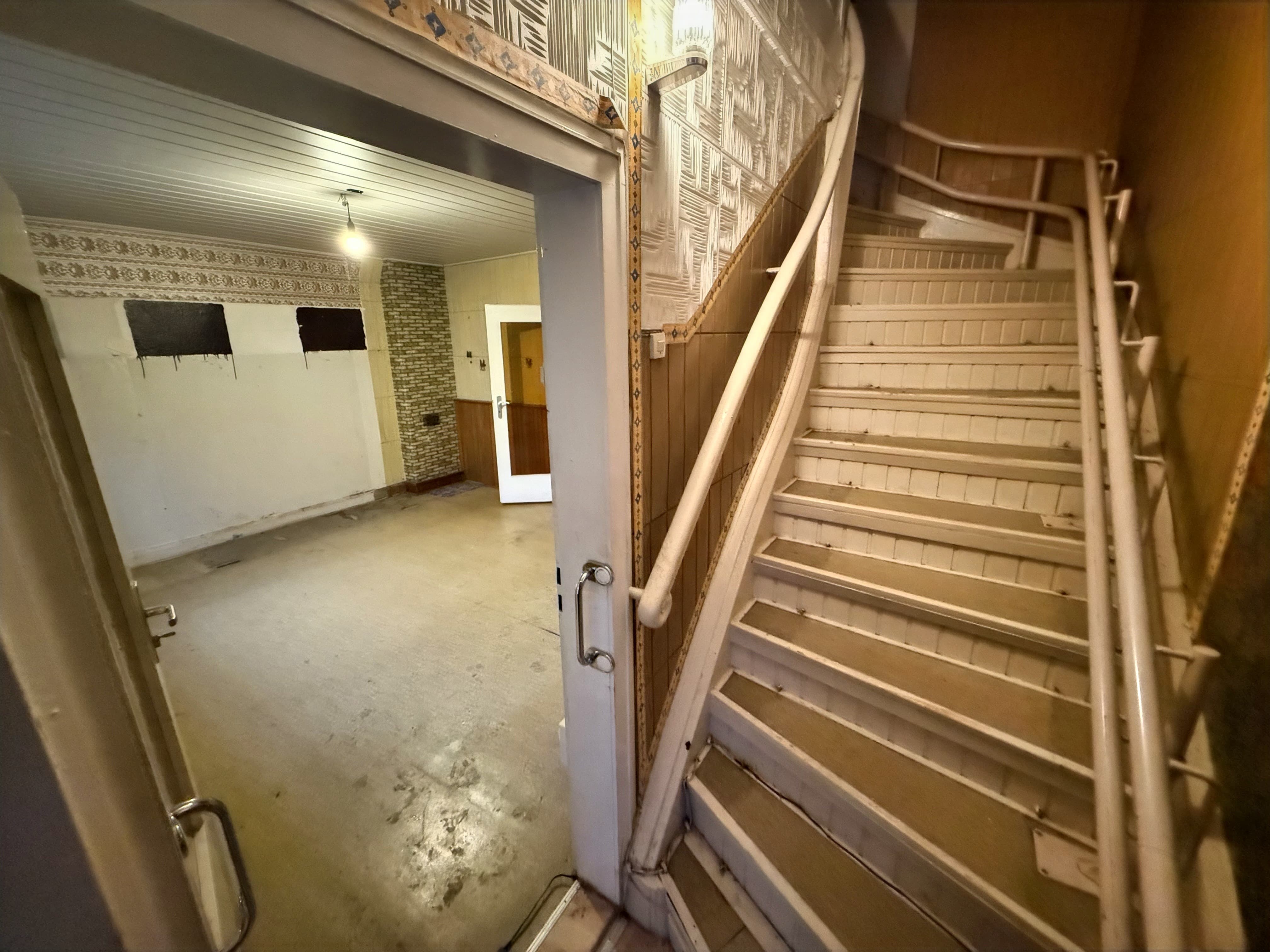 Eingangsbereich mit Treppe zum OG