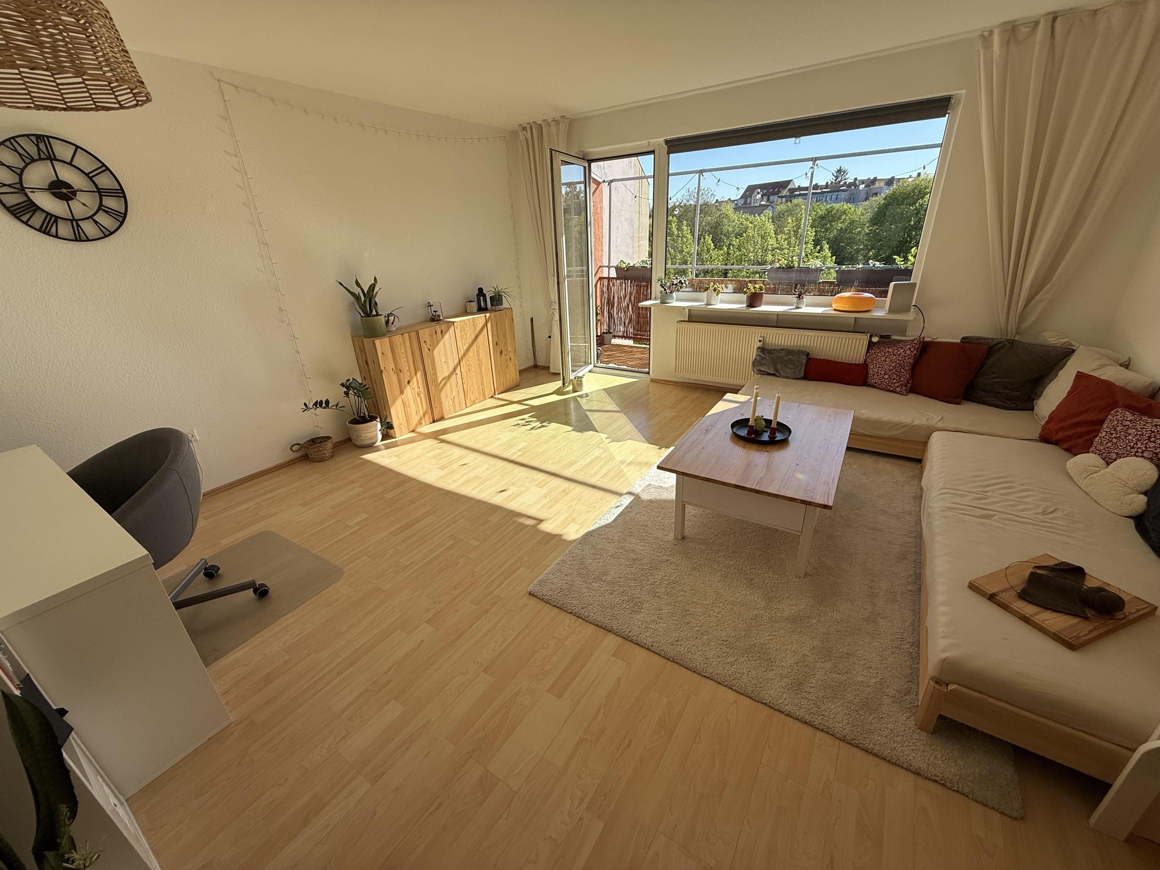 Wohnzimmer mit Balkon