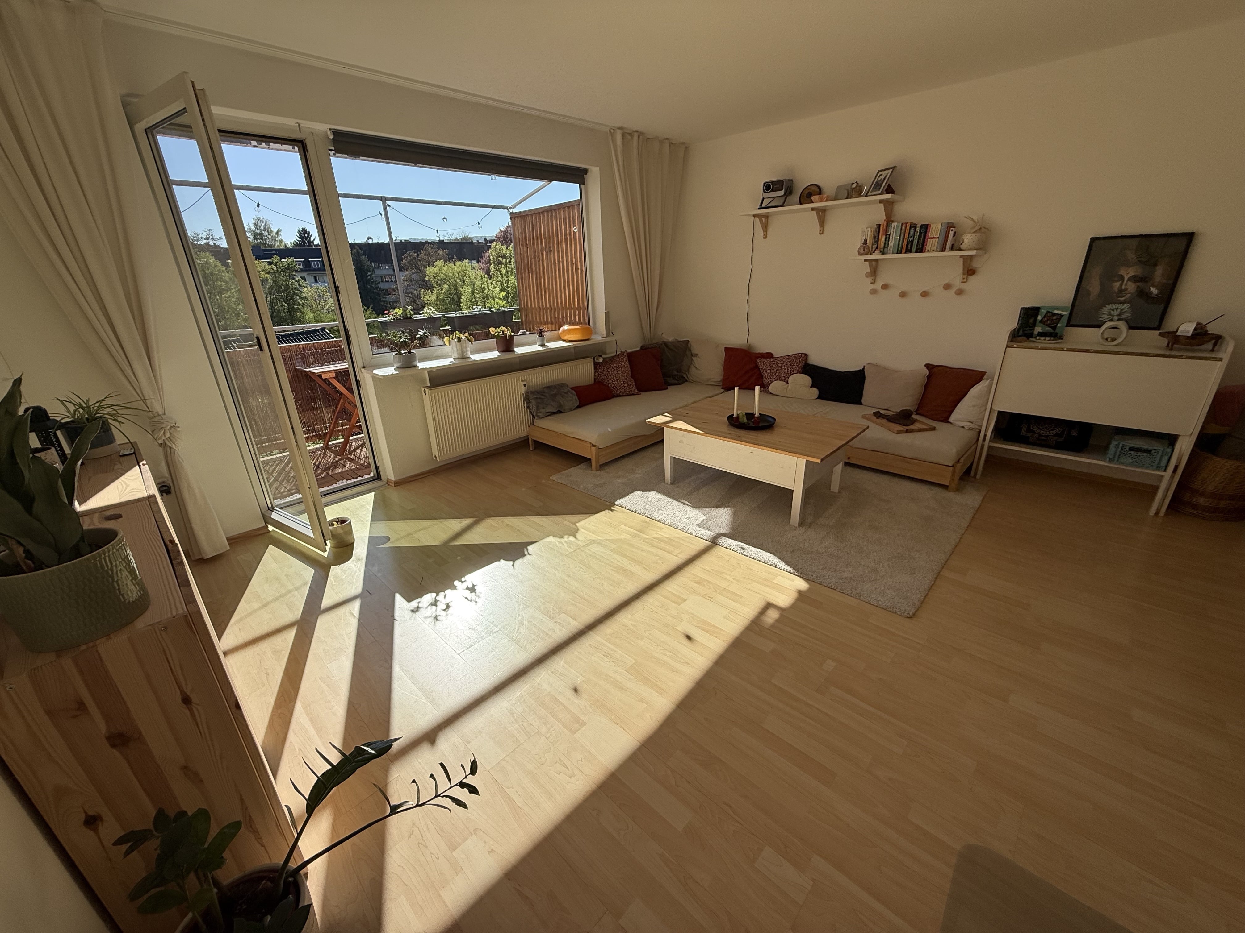 Wohnzimmer mit Balkon