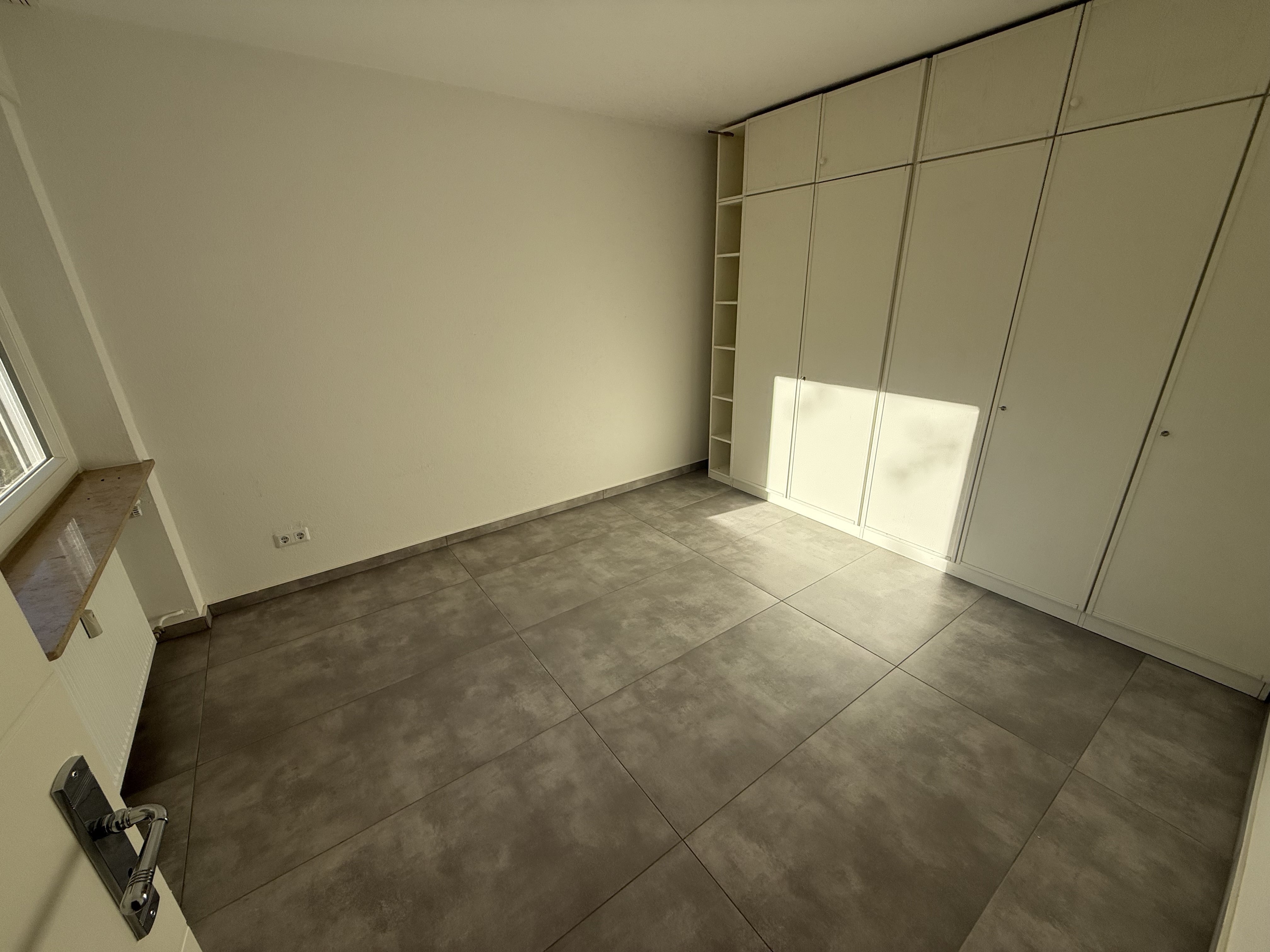 Schlafzimmer mit Einbauschru00e4nken