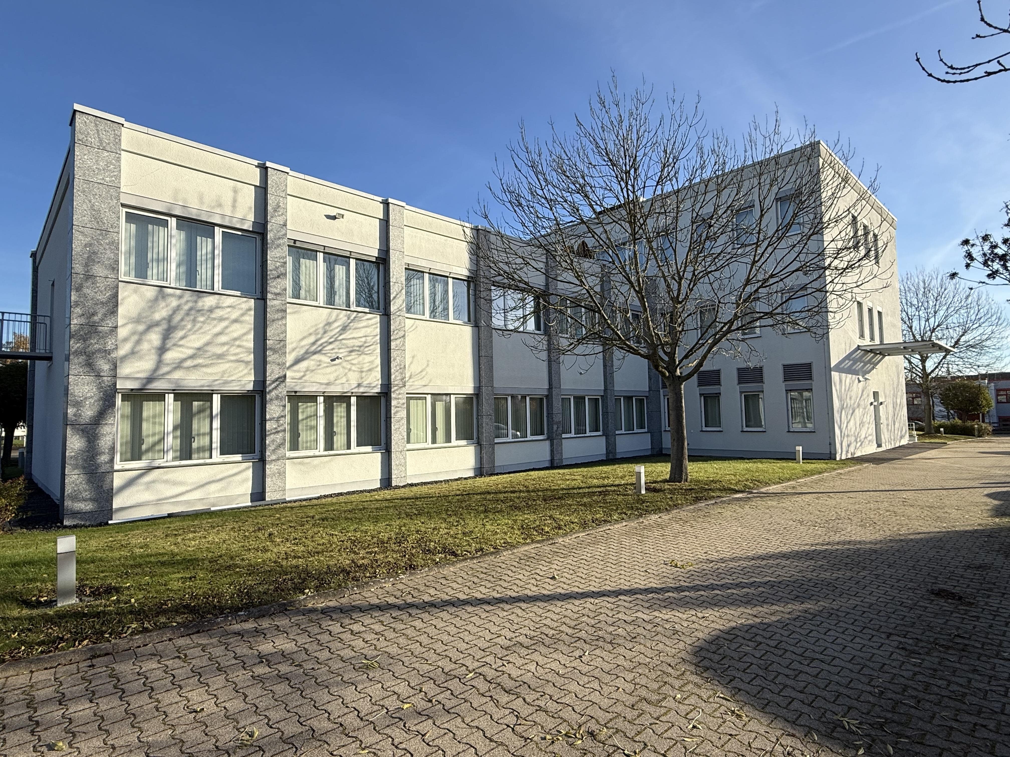 neuwertige Gewerbe-/Büroimmobilie für Ihren Betrieb mit Baugrundstück in Kassel-Waldau