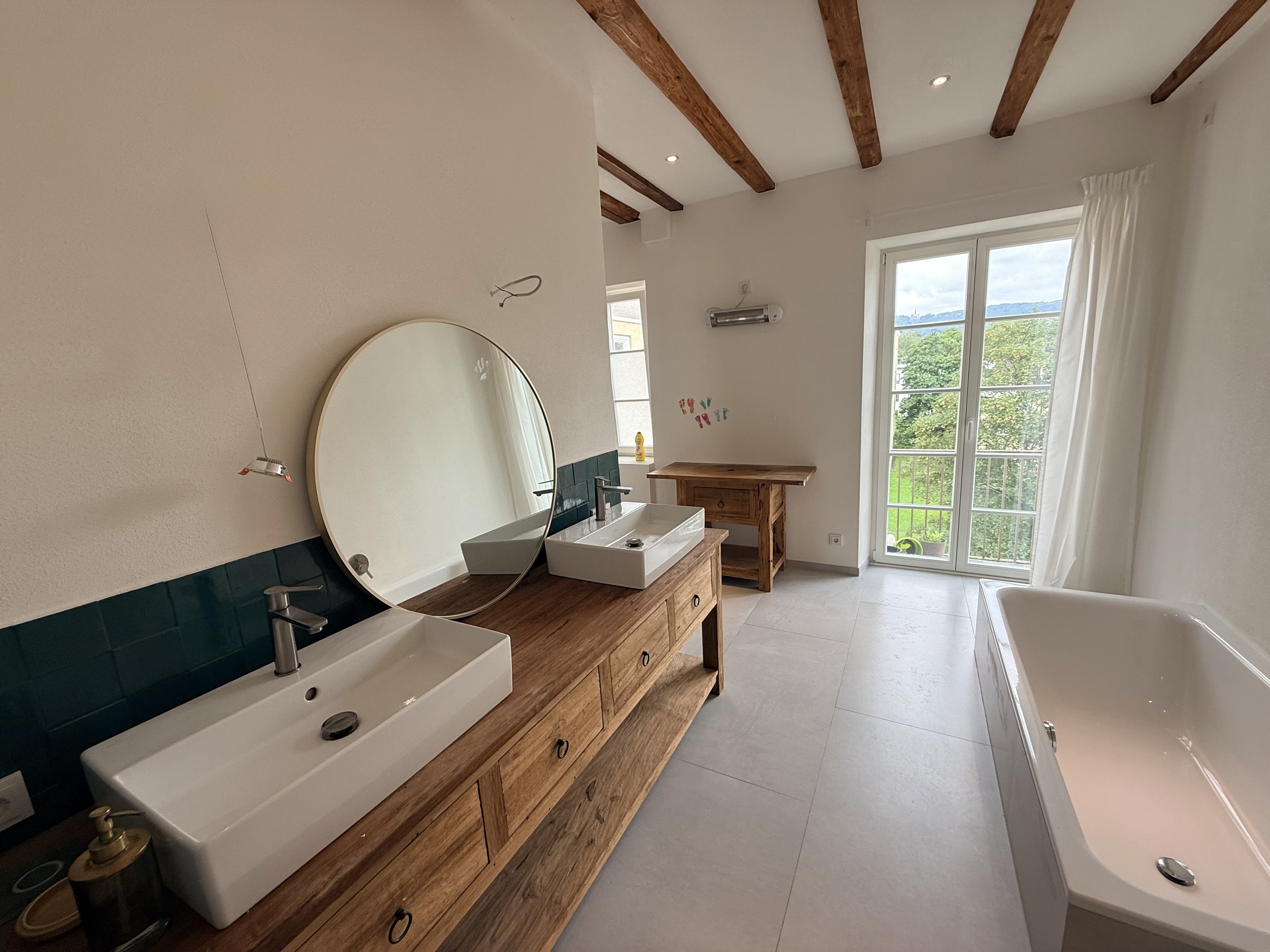 Dadezimmer mit Wanne und Dusche